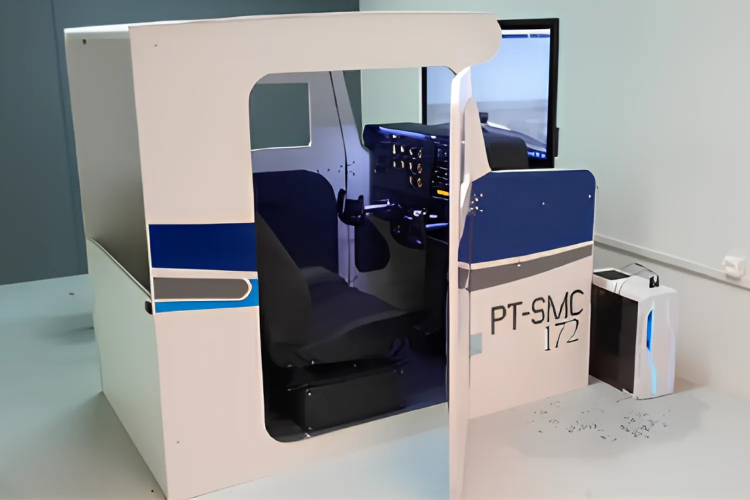Simulador PT-SMC 172 com cabine em fibra e posto de instrutor